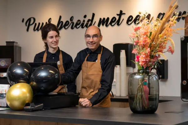 Deelnemer bij kassa Lunchroom PuurSaam