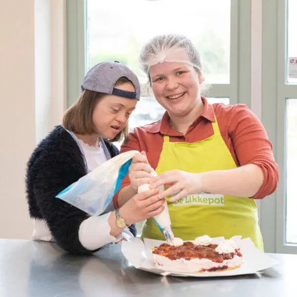Deelnemer en begeleider in bakkerij De Likkepot